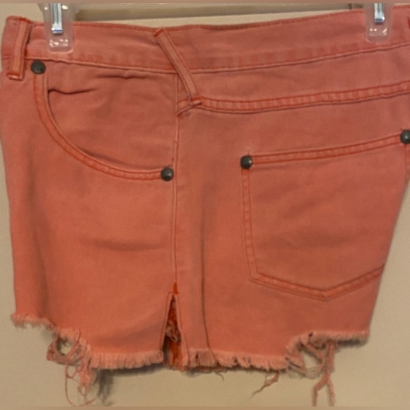 Free People Sz-28”Waist Distressed Peach Jean Shorts w/Unfinished Hem, Well Worn - Picture 7 of 16